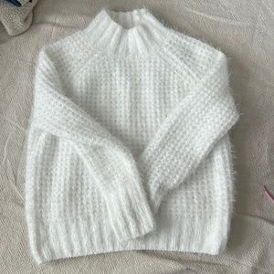 Fluffy sweater white
